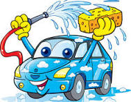 Un coche azul de dibujos animados con una cara sonriente, que sostiene una esponja y echa agua, rodeado de nubes.